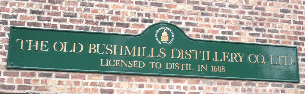 Das Firmenschild der Bushmills Destillerie