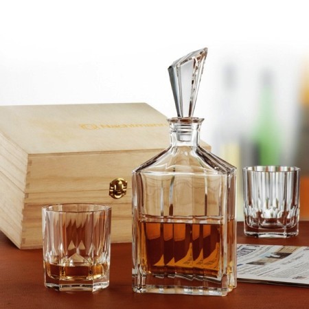 Sie sehen ein Whisky-Set der Firma Nachtmann aus der Serie Aspen bestehend aus zwei Gläsern und einer Karaffe