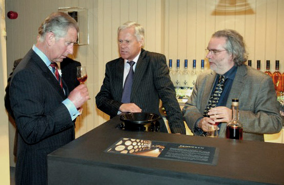 "Nosing and Tasting of Penderyn"— mit Charles, Prince of Wales (li.), Dr. Jim Swan, Master Distiller (Mi.)und Jim Murray, Autor Whisky Bible (re.).